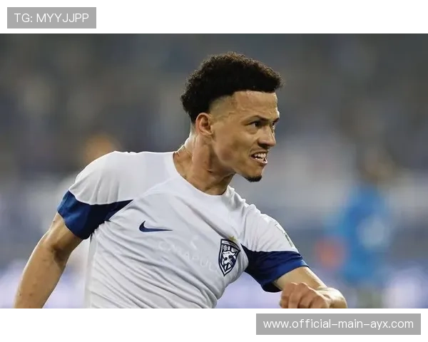 武汉三镇菲尔米诺压迫成功，断球后横传助攻到位