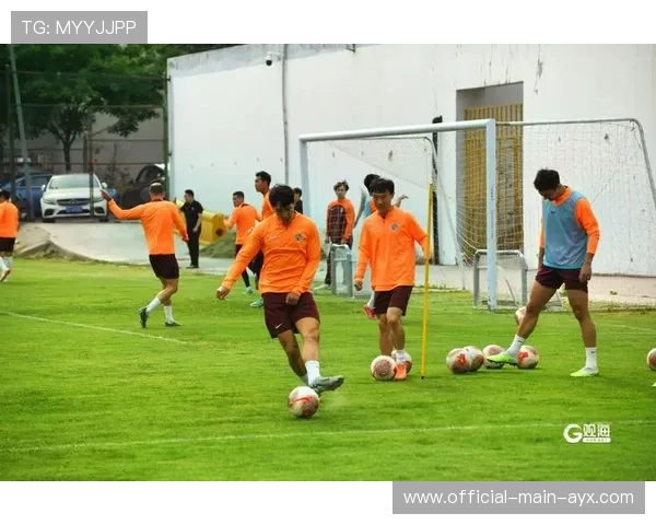 青岛海牛亚森演练五后卫防反，扣7分压力下死磕每一个积分点